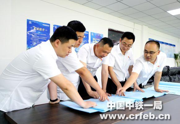 李刚（中）与项目班子讨论改造方案